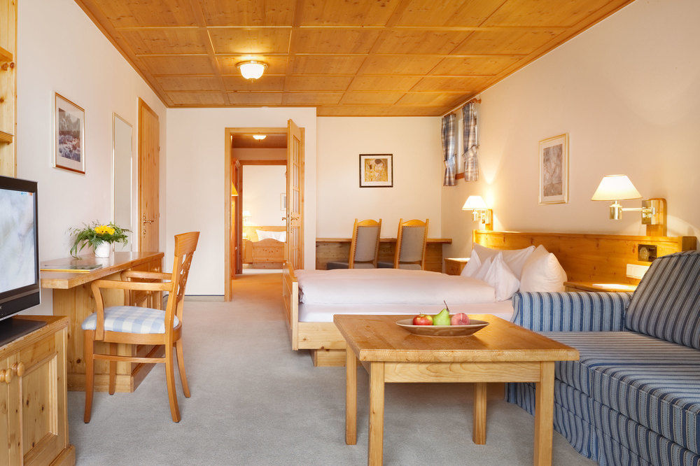 Hotel Montafoner Hof Schruns ภายนอก รูปภาพ