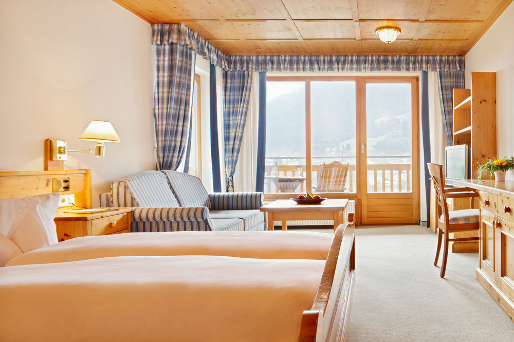 Hotel Montafoner Hof Schruns ภายนอก รูปภาพ