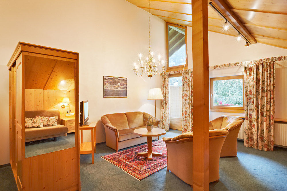 Hotel Montafoner Hof Schruns ภายนอก รูปภาพ