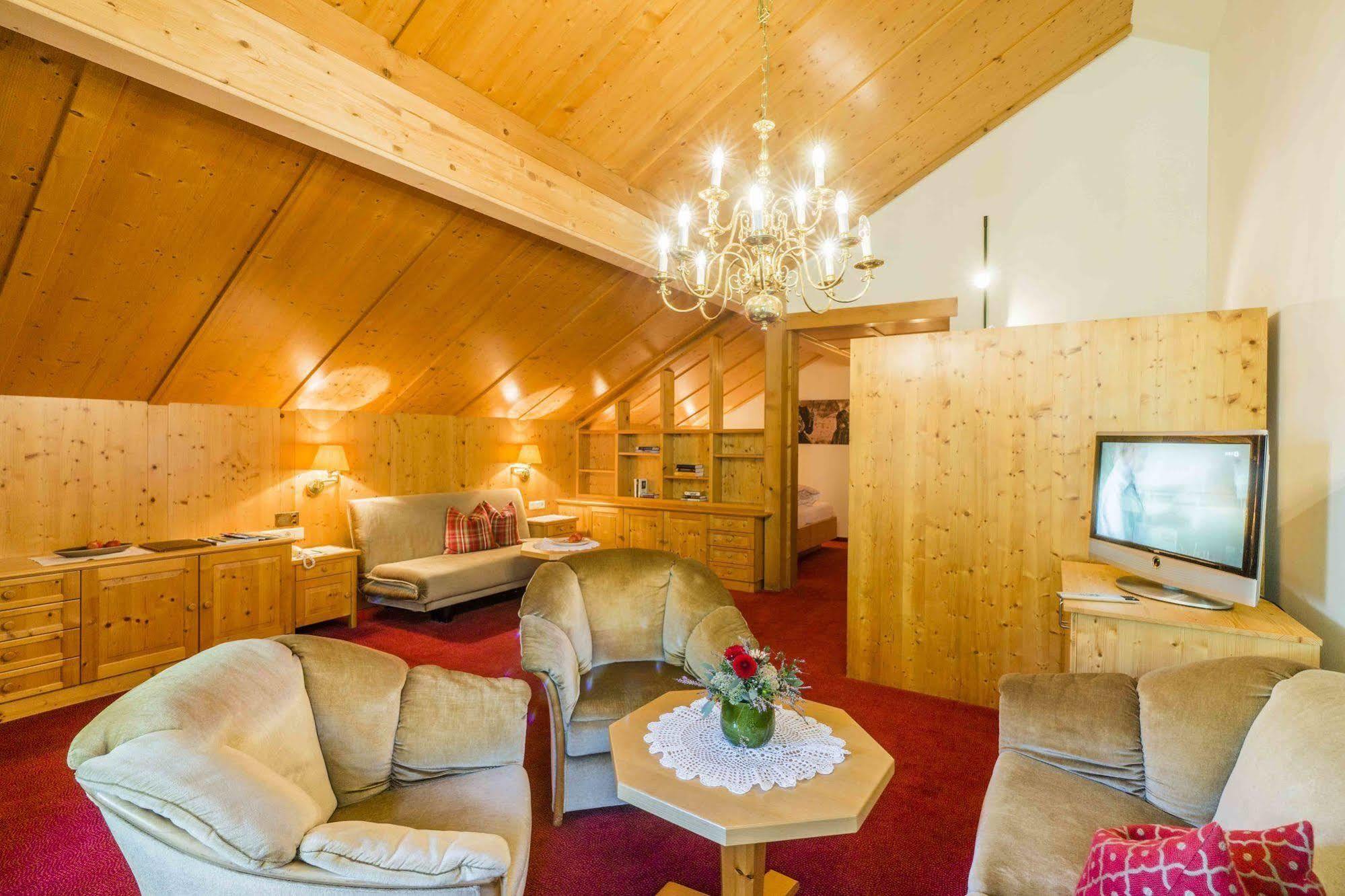 Hotel Montafoner Hof Schruns ภายนอก รูปภาพ