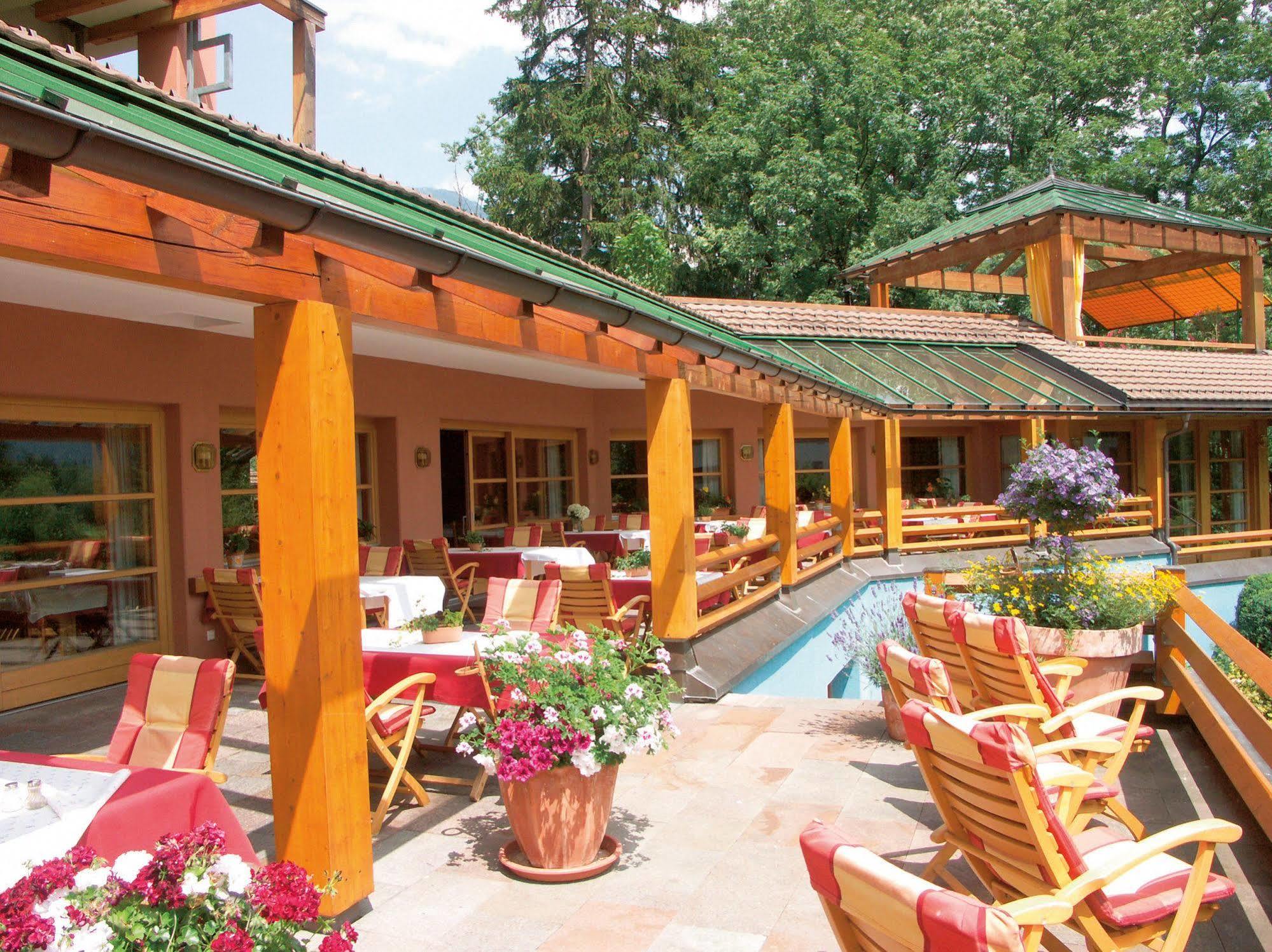 Hotel Montafoner Hof Schruns ภายนอก รูปภาพ