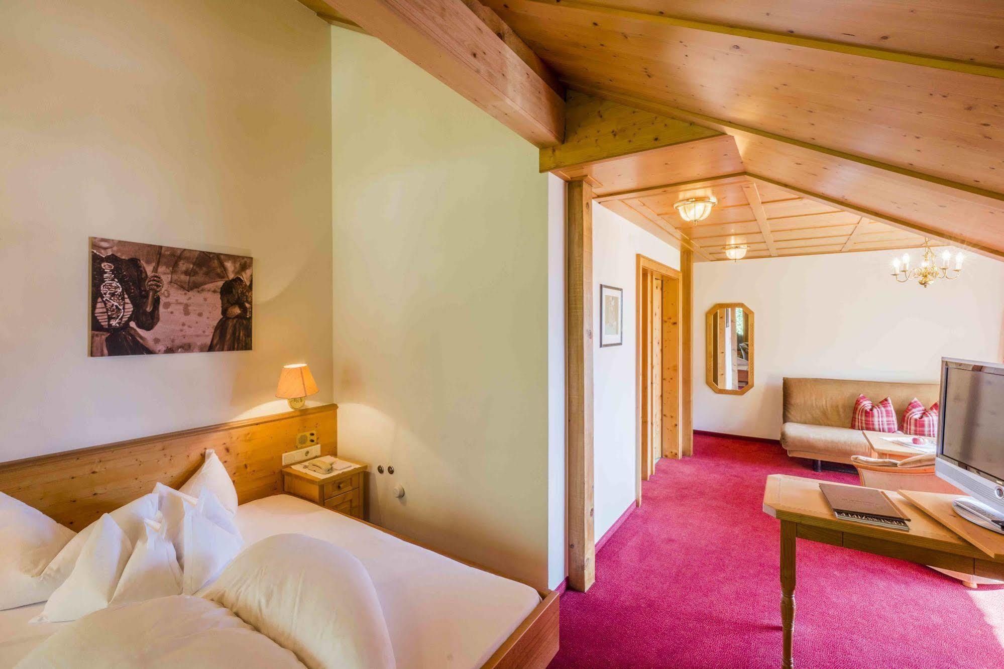 Hotel Montafoner Hof Schruns ภายนอก รูปภาพ